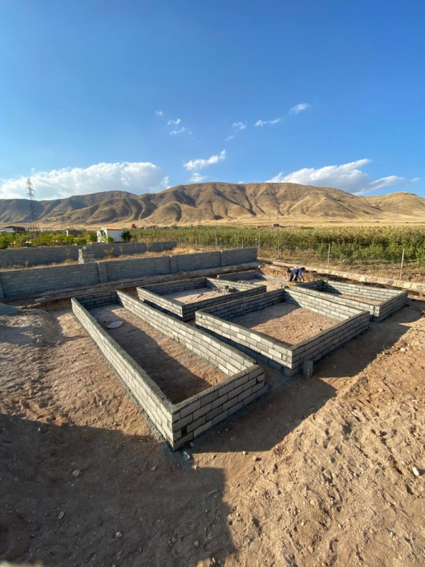 مرحله سوم: کرسی چینی و چیدن فنداسیون و تکمیل بتن ریزی فنداسیون مرحله سوم: کرسی چینی و چیدن فنداسیون و تکمیل بتن ریزی فنداسیون