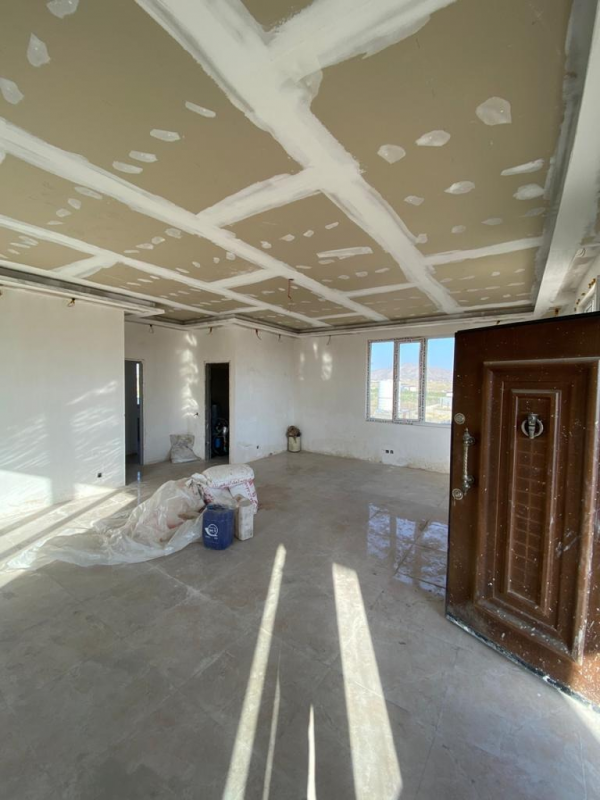 مرحله دهم: اجرای سرامیک یا سنگ کاری کف واحد مرحله دهم: اجرای سرامیک یا سنگ کاری کف واحد