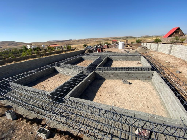 مرحله سوم: کرسی چینی و چیدن فنداسیون و تکمیل بتن ریزی فنداسیون مرحله سوم: کرسی چینی و چیدن فنداسیون و تکمیل بتن ریزی فنداسیون